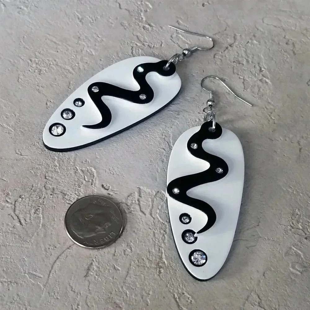 Retro White Black Lucite Austrian Crystal Freeform Oval Snake Dangle Earrings - Picture 5 of 5